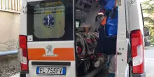Si lancia dal balcone ma cade su una passante e la uccide