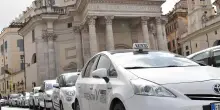 Controlli a tappeto su taxi e Ncc a Roma: elevate 900 sanzioni