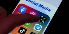L'Italia mette un freno alla stretta social per gli under 15. Il Dossier al Consiglio dei ministri