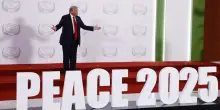 L'arrivo in ritardo a Sharm, poi la firma dell'accordo. Trump 'superstar' apre la fase 2 d...