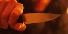 Litigano all'uscita di scuola, 15enne ferito da coltellate a Napoli