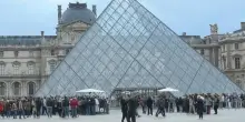Louvre chiuso dopo il clamoroso furto dei gioielli: turisti in attesa davanti al museo