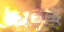 Proteste violente a Dublino davanti ad un hotel per migranti dopo una presunta aggressione a bambina
