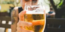 La birra è in crisi: gli europei ne bevono sempre meno, crollo tra i giovani