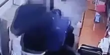 Calci e pugni alla moglie malata, arrestato 34enne. Il video dell'aggressione