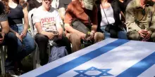 Hamas non trova più i corpi di 5 ostaggi. Ira di Israele: "Sta prendendo tempo"