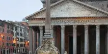Un turista giapponese cade dal parapetto del Pantheon e muore