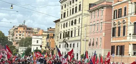 A Roma il corteo della Cgil, Landini: "Cambi la legge di bilancio o non escludiamo sciopero"