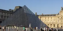 In manette due sospettati per il maxi furto al Louvre. "Stavano fuggendo in Algeria e Mali"