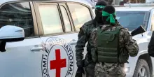 Hamas restituisce il corpo di un ostaggio recuperato dall'Idf due anni fa. Netanyahu: "Vio...