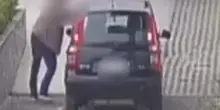 Vuole accoltellare l'ex compagna e strappa la maniglia dell'auto. Il video