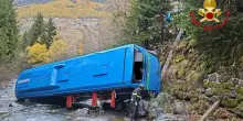 Autobus precipita nel torrente. Feriti quattro studenti, grave l'autista