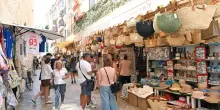 Souvenir: i giovani non rinunciano alle calamite. Più distaccati gli over 65 - ItaliaOggi.it