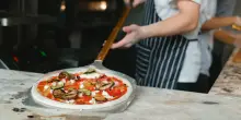 Pizza, pesce o cucina orientale? Dove mangiano i turisti stranieri e il boom delle prenotazioni online - ItaliaOggi.it