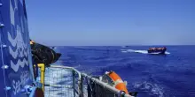 Migranti, Ocean Viking attaccata dai libici. La disobbedienza delle ong: dall’Italia rotte «vessatorie» - ItaliaOggi.it
