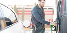 Cambiano le accise sui carburanti, scende la benzina e sale il gasolio. Come cambiano i prezzi e cosa aspettarsi - ItaliaOggi.it