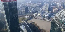 Milano, crolla insegna di Generali sulla Torre Hadid - ItaliaOggi.it