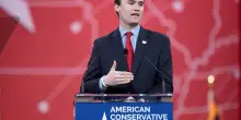 Vola il podcast di Charlie Kirk, l’attivista conservatore ucciso alla Utah Valley University - ItaliaOggi.it