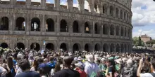 Tragedia al Colosseo, una guida turistica muore durante una visita - ItaliaOggi.it