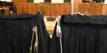 Serbia, sei attivisti ancora in carcere: la protesta blocca i tribunali, ricorsi non valutati