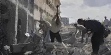 Strage al centro aiuti di Gaza, 27 palestinesi uccisi dai soldati israeliani. Tre militari morti a Jabaliya