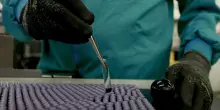 Accesso alle cure e ricerca: quel sistema opaco che sta dietro il prezzo super salato e “segreto” dei farmaci innovativi