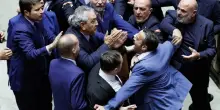 Riforma, terzo sì alla separazione e scoppia il caos: in aula è maxi-rissa