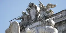 Fine vita, la Consulta ribadisce la linea sul “sostegno vitale”. E (ri)chiama il Parlamento