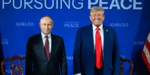 Attacco record su Kiev, quattro morti: Trump annuncia nuove sanzioni mentre leader europei volano negli Usa per discutere di pace