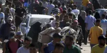 Gaza, la folla affamata assalta le scorte