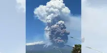 Etna, eruzione dal cratere di Sud-Est: fontane di lava, nube di fumo e allerta rossa per l’aviazione