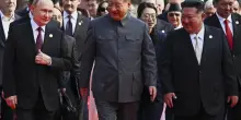 Xi mostra i muscoli in Piazza Tienanmen e sfida l’America