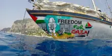 Global Sumud Flotilla, imbarcazione colpita da un presunto drone in acque tunisine: a bordo anche Greta Thunberg, tutti salvi
