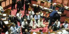 Dl Sicurezza, scontro al Senato. Proteste, sospensioni e accuse incrociate in Aula