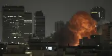 «Morte al dittatore», proteste a Teheran mentre Israele colpisce i lanciatori iraniani. Pezeshkian accusa gli Usa e la Cina si propone come mediatrice