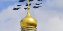 Mosca sfida i cieli Nato, l’Europa avverte: «Rischio conflitto diretto con la Russia»