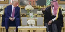 Trump atterra in Arabia Saudita. Inizia il viaggio (d'affari) negli stati del Golfo