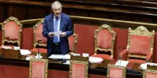 Il "daziario" Urso, tratta i dazi come una pacchia, parla di bussole nautiche ma annega nella retorica. Tornano i Narcisi di Meloni