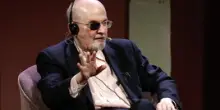 “Salman Rushdie è islamofobo, non parli”. E lo scrittore non va all’università