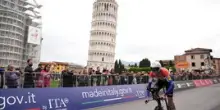 Giro d'Italia, la pioggia sulla cronometro dà una mano a Hoole e Roglic