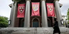 Trump sospende i colloqui per i visti degli studenti stranieri in tutti gli atenei degli Stati Uniti