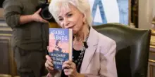 Isabel Allende e gli altri scrittori che rifiutano la traduzione in ebraico (ma in Iran va bene)