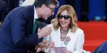 I salari scendono ma i consensi del governo no. Come si spiega?