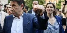 Schlein acrobata per l’unità alla regionali. Ma i 5 stelle la attaccano su Milano