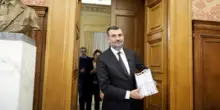 Decaro è il “mezzo” candidato e cerca (con Conte) di fermare Emiliano che dice: “Farò il frate semplice”