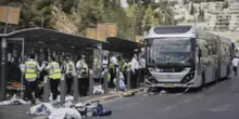 Sei morti nell’attentato sul bus a Gerusalemme. Il dilemma su Gaza City