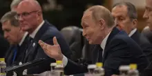 Putin si prende gioco del mondo che lo esclude, con l’aiuto della Cina