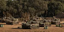 Dentro ogni carro armato a Gaza City ci sono le foto degli israeliani rapiti da Hamas