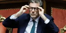 Golden power per tutti, la strategia difensiva di Giorgetti sulle banche