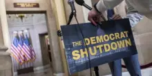 Mentre i partiti si incolpano reciprocamente dello shutdown, Trump inizia a tagliare fondi